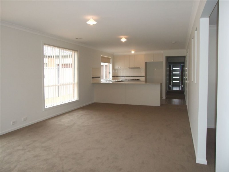 19 Debra Avenue, Pakenham VIC 3810