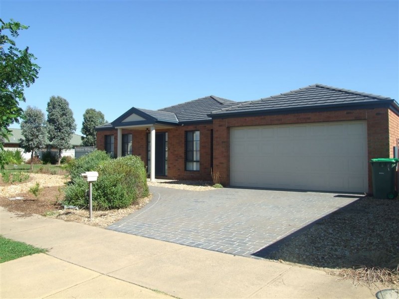 1 Latrobe Avenue, Pakenham VIC 3810