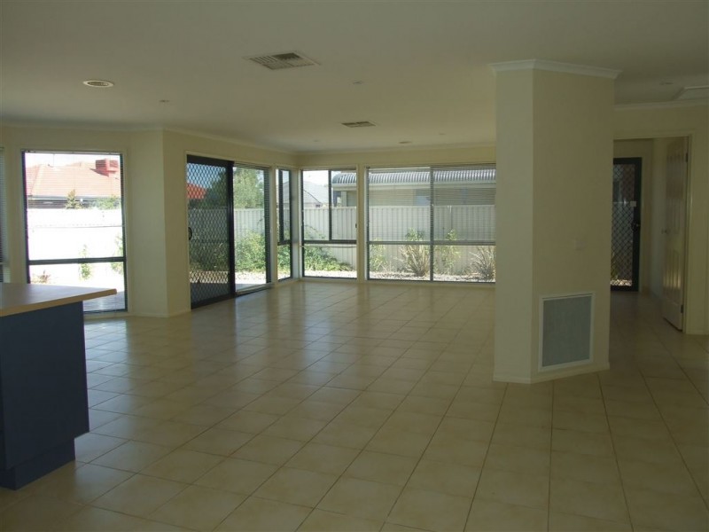 1 Latrobe Avenue, Pakenham VIC 3810