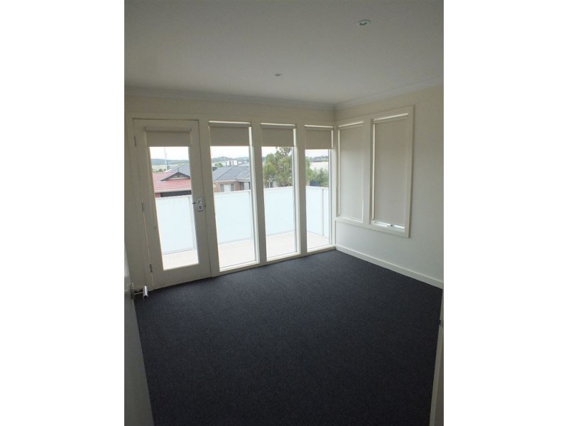 11 Laurina Link, Pakenham VIC 3810