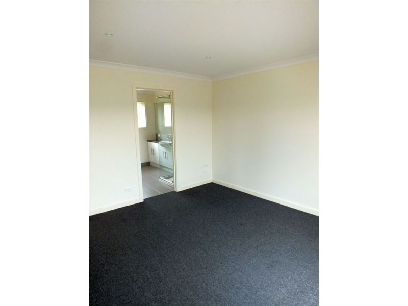 11 Laurina Link, Pakenham VIC 3810