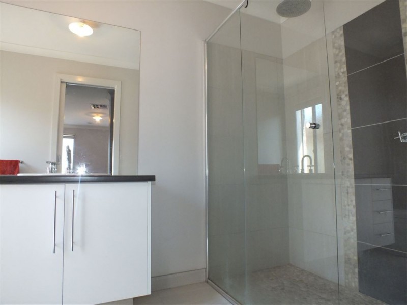 8 Salvia Avenue, Pakenham VIC 3810