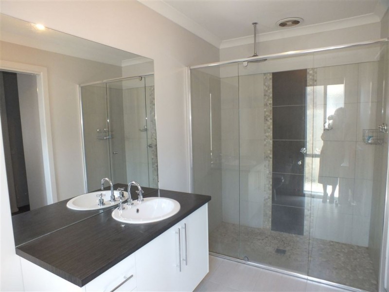 8 Salvia Avenue, Pakenham VIC 3810