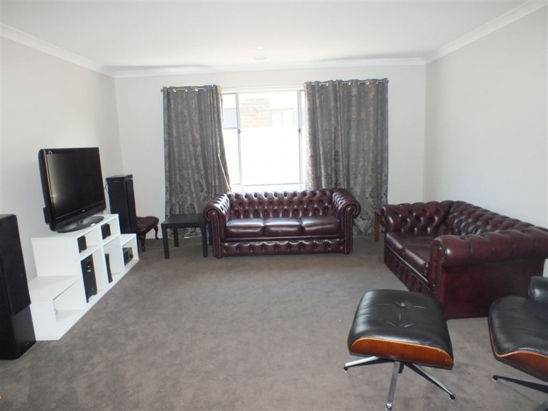 8 Salvia Avenue, Pakenham VIC 3810