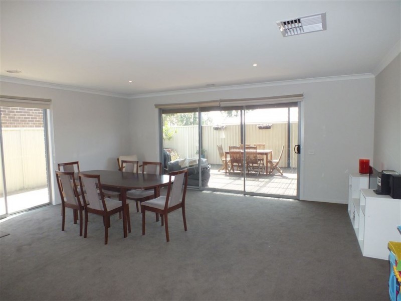 8 Salvia Avenue, Pakenham VIC 3810