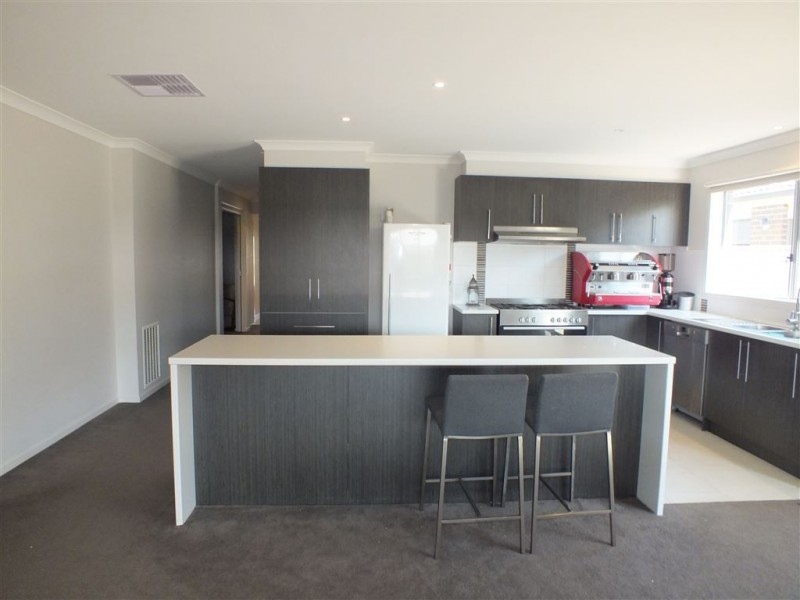 8 Salvia Avenue, Pakenham VIC 3810