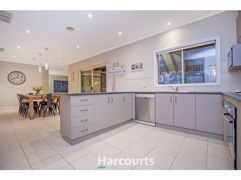 24 St Leonard Way, Pakenham VIC 3810