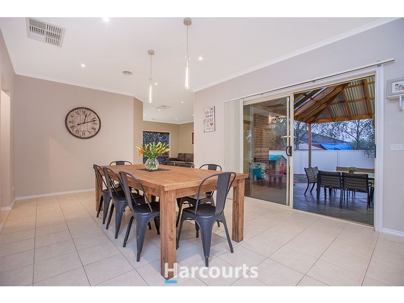 24 St Leonard Way, Pakenham VIC 3810