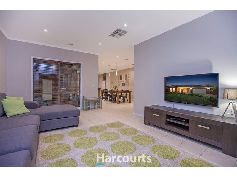 24 St Leonard Way, Pakenham VIC 3810