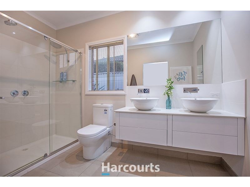 24 St Leonard Way, Pakenham VIC 3810