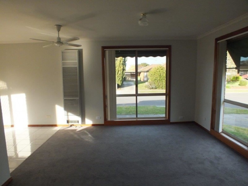 1/2 Lorraine Court, Pakenham VIC 3810