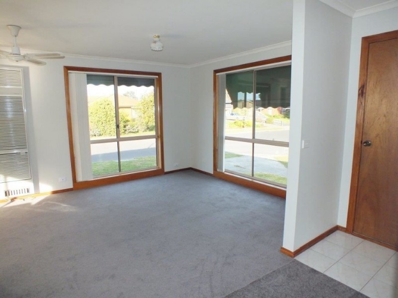 1/2 Lorraine Court, Pakenham VIC 3810