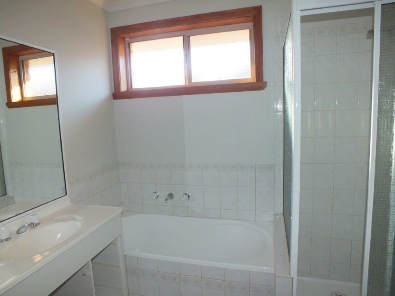 1/2 Lorraine Court, Pakenham VIC 3810