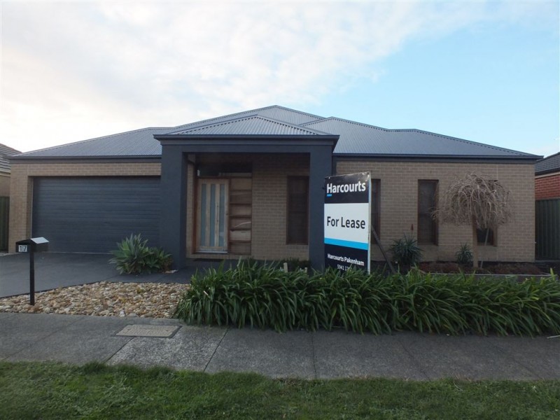17 Golden Green Street, Pakenham VIC 3810