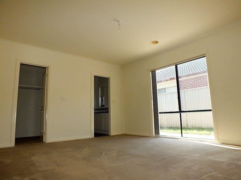 9 Wonboyn Close, Pakenham VIC 3810