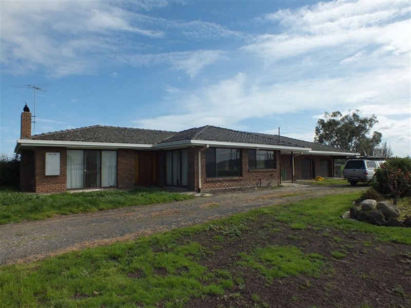 215 McCraws  Road, Nar Nar Goon VIC 3812