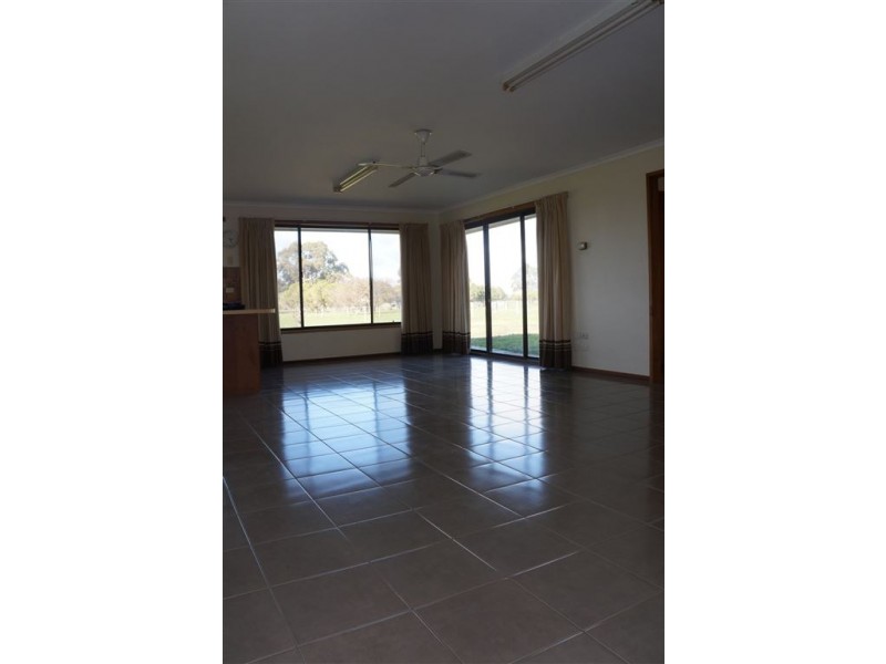 215 McCraws  Road, Nar Nar Goon VIC 3812