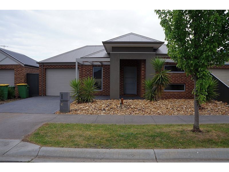 5 Sinclair Walk, Pakenham VIC 3810