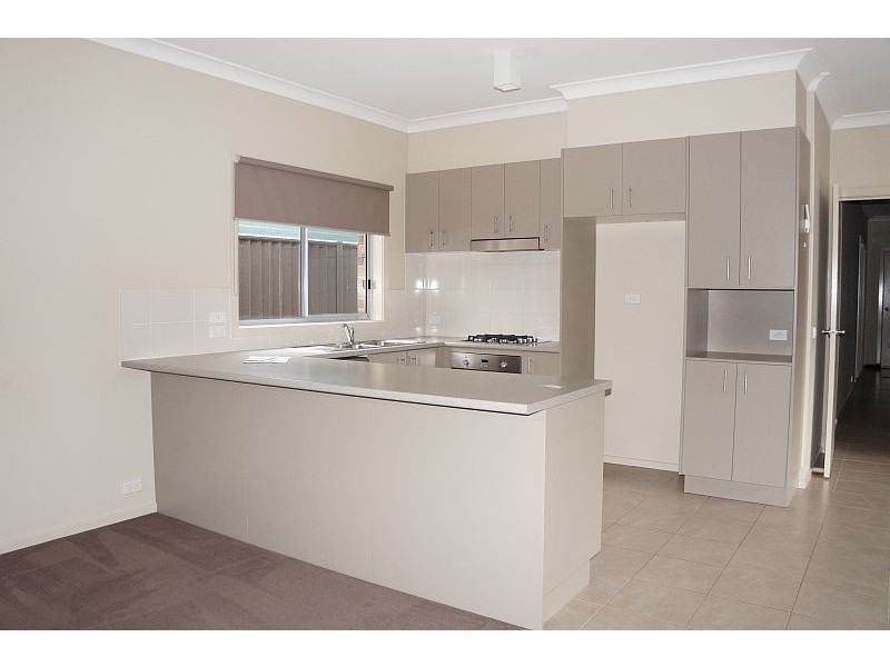 5 Sinclair Walk, Pakenham VIC 3810