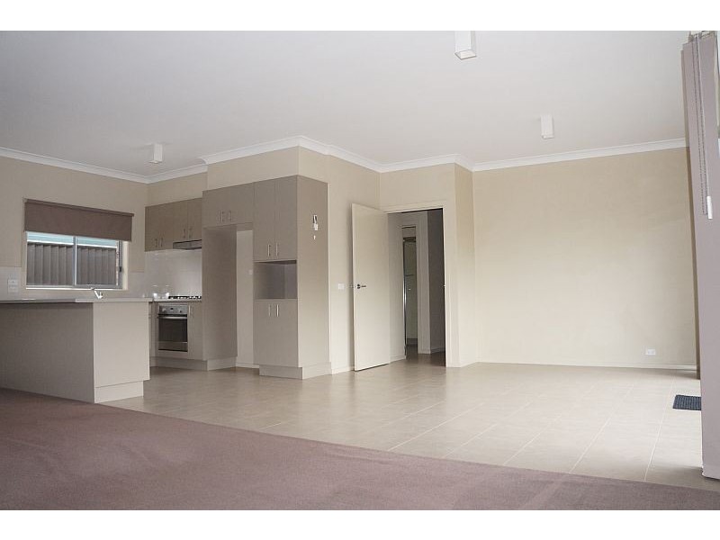 5 Sinclair Walk, Pakenham VIC 3810