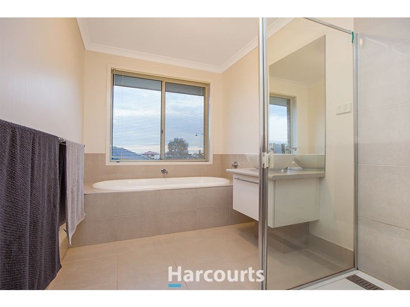 16 Bluestone Street, Pakenham VIC 3810