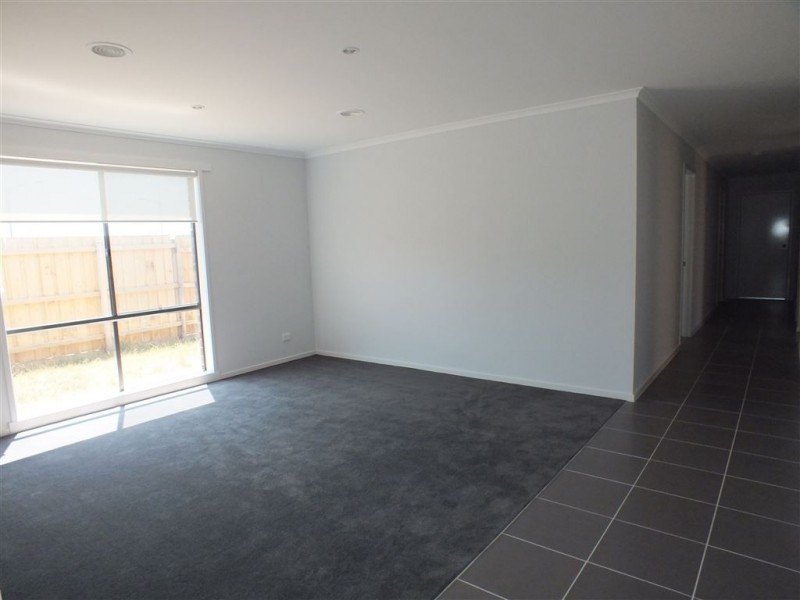 77 Henry Road, Pakenham VIC 3810