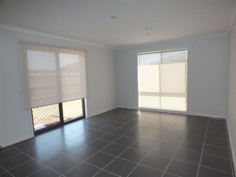 77 Henry Road, Pakenham VIC 3810