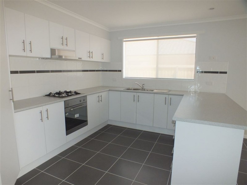 77 Henry Road, Pakenham VIC 3810