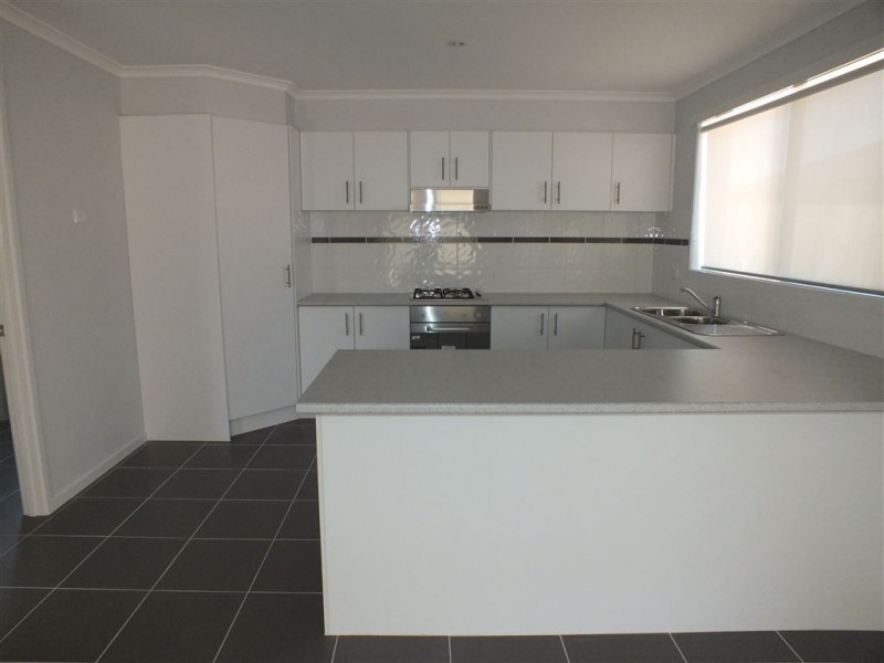 77 Henry Road, Pakenham VIC 3810