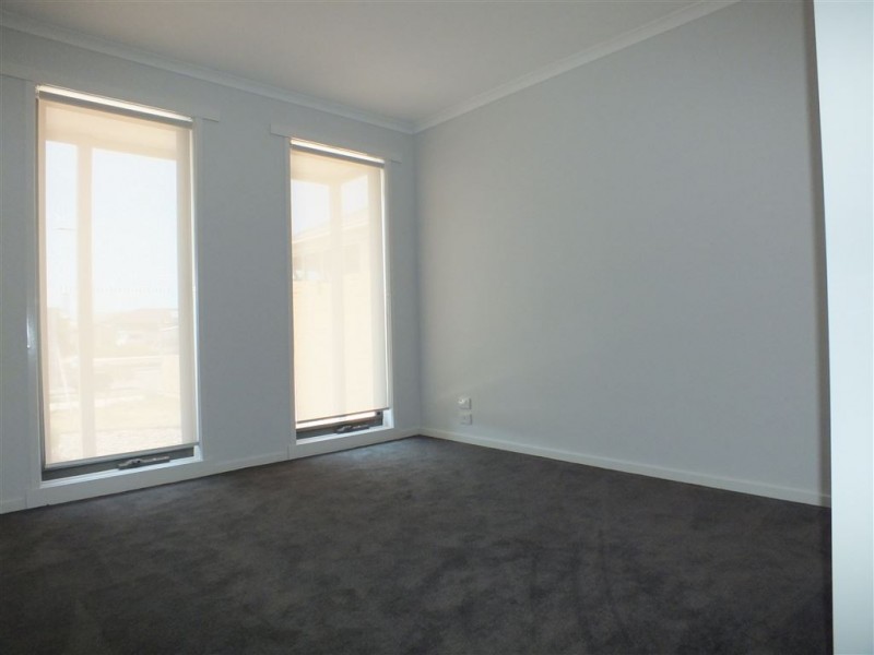 77 Henry Road, Pakenham VIC 3810