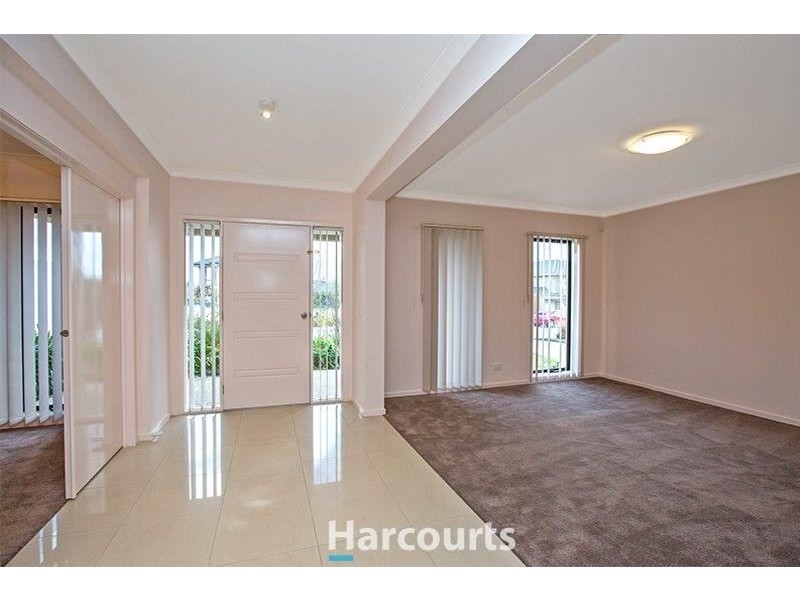 2 Joseph Banks Drive, Pakenham VIC 3810