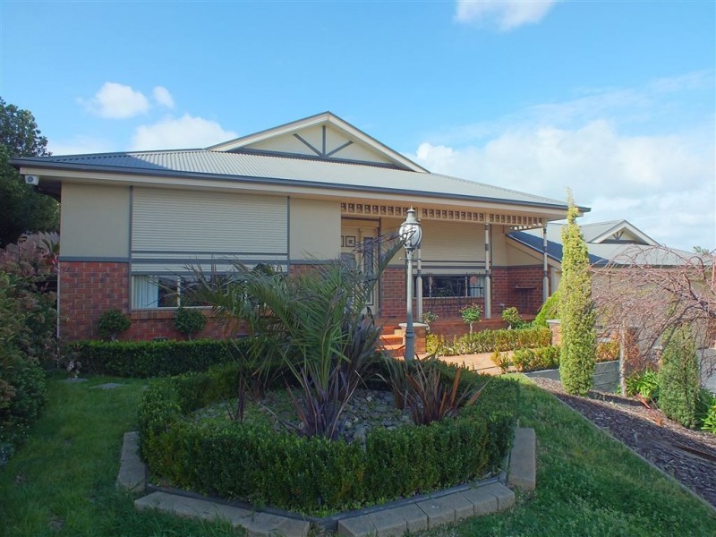 18 Highland Drive, Pakenham VIC 3810