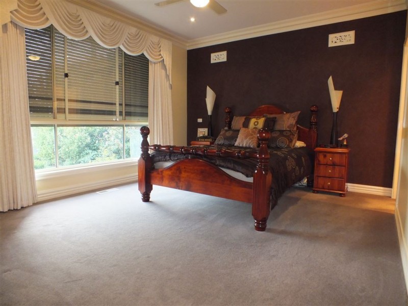 18 Highland Drive, Pakenham VIC 3810