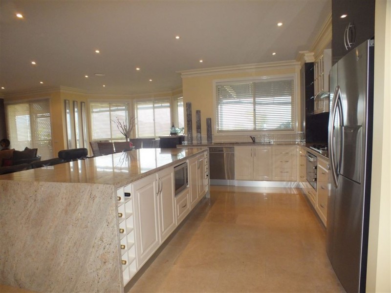 18 Highland Drive, Pakenham VIC 3810