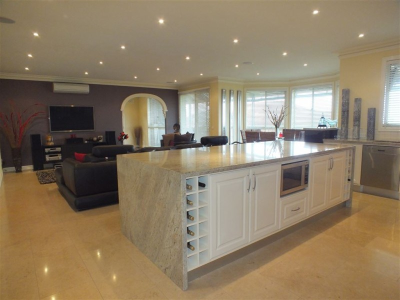 18 Highland Drive, Pakenham VIC 3810