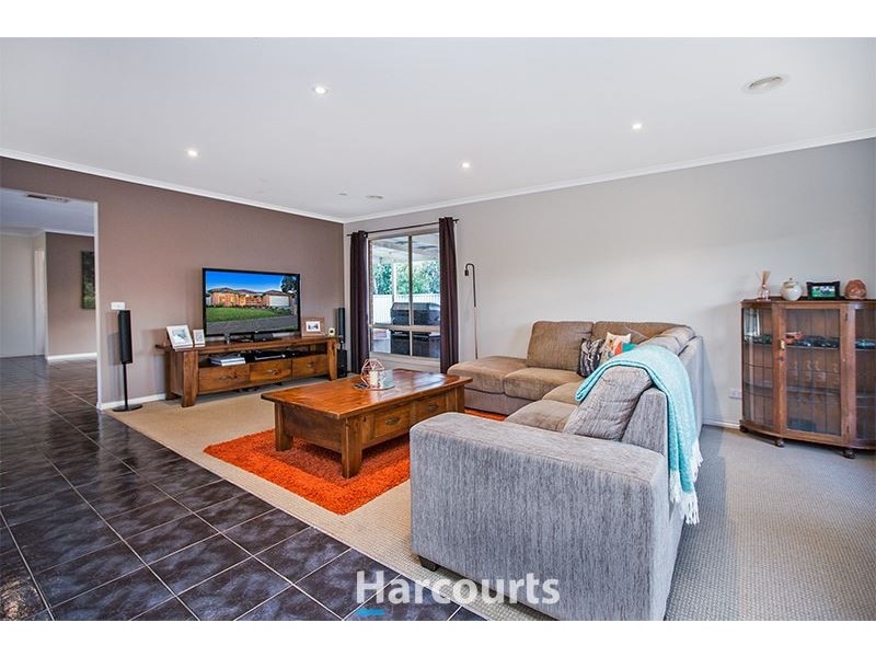 51 Oaklands Way, Pakenham VIC 3810
