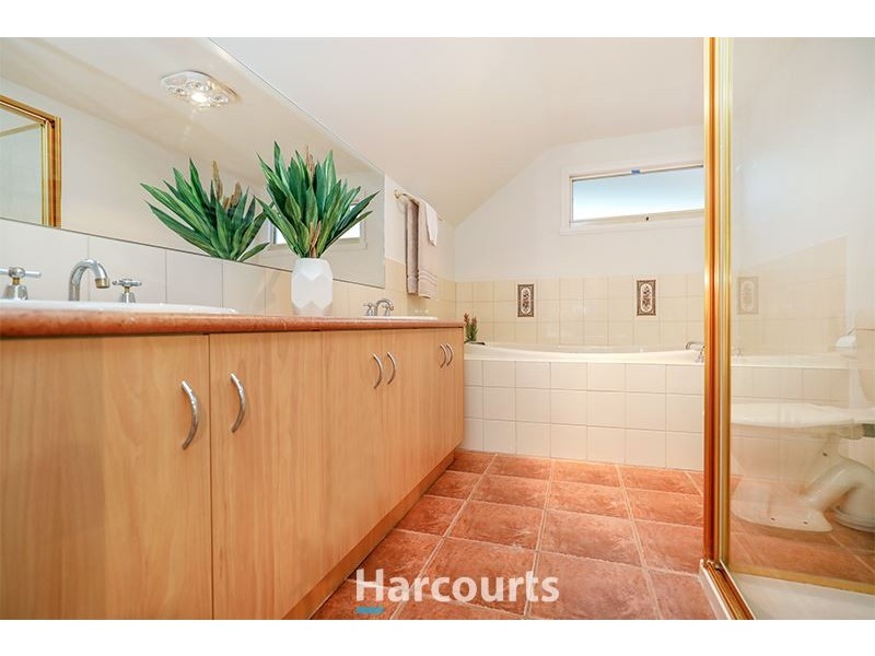 2 Livingstone Boulevard, Pakenham VIC 3810