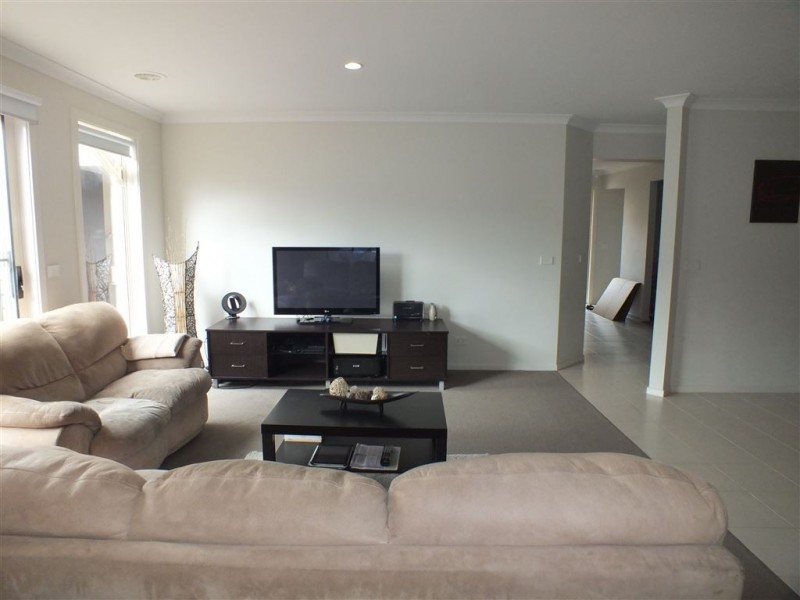 36 Victoria Place, Pakenham VIC 3810