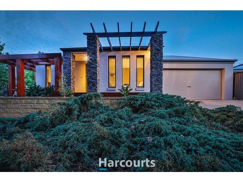 8 Huron Parkway, Pakenham VIC 3810
