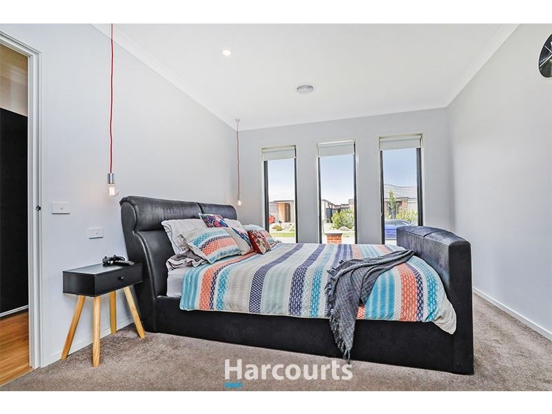 8 Dream Avenue, Clyde North VIC 3978