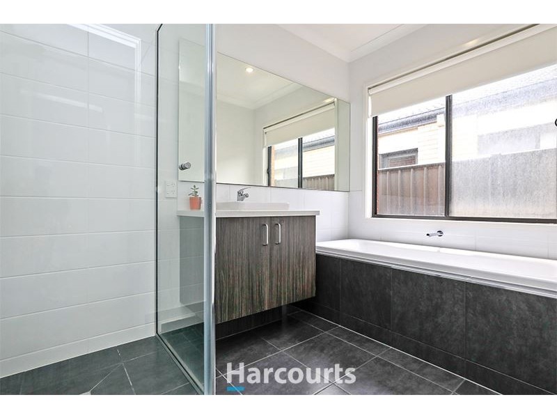 8 Dream Avenue, Clyde North VIC 3978