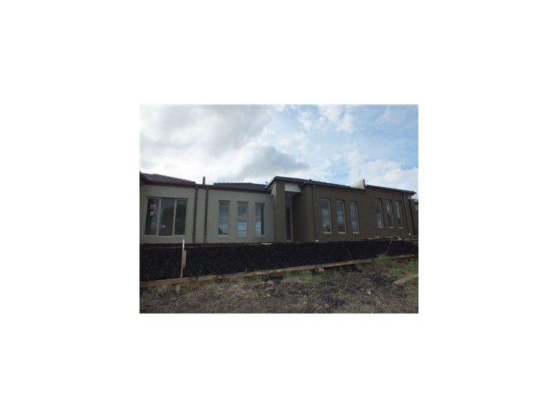 13 McClenaghan Place, Pakenham VIC 3810