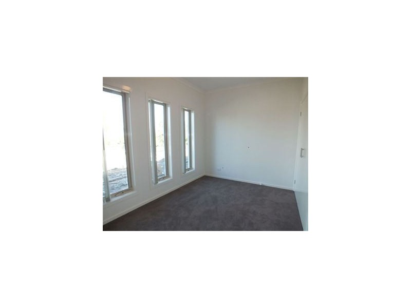 13 McClenaghan Place, Pakenham VIC 3810