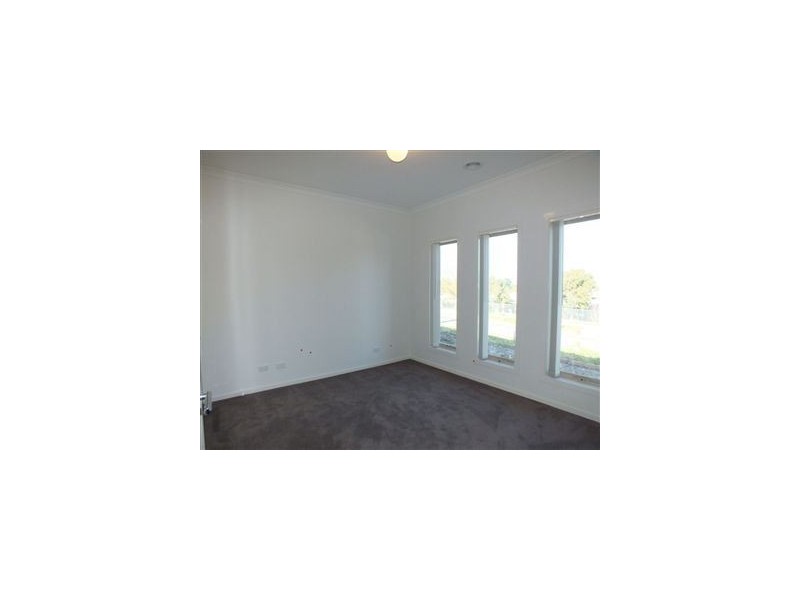 13 McClenaghan Place, Pakenham VIC 3810