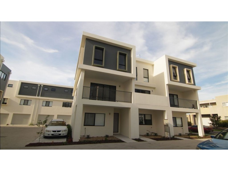 24/17 Edgeware Close, Pakenham VIC 3810