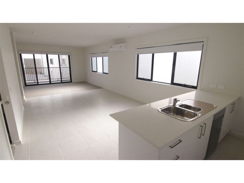 24/17 Edgeware Close, Pakenham VIC 3810