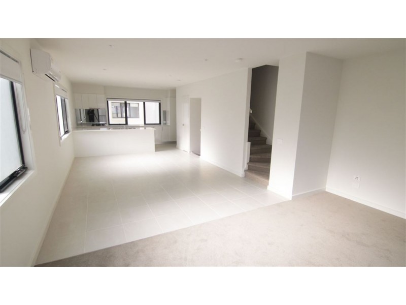 24/17 Edgeware Close, Pakenham VIC 3810