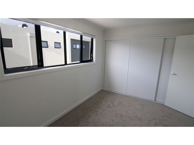 24/17 Edgeware Close, Pakenham VIC 3810