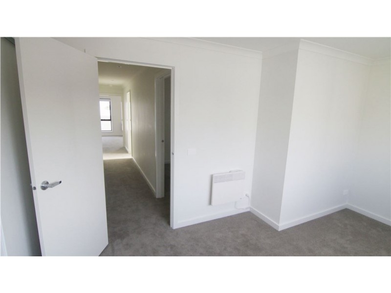 24/17 Edgeware Close, Pakenham VIC 3810