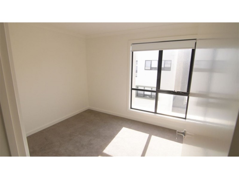 24/17 Edgeware Close, Pakenham VIC 3810